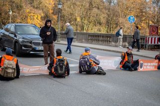 Pořádali blokády na ochranu klimatu, pak odletěli odpočívat na Bali - Novinky